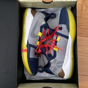 Men’s slightly worn Kobe AD basketball shoes.